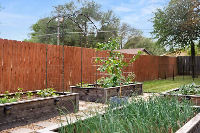 321 Oklahoma Avenue, Hewitt, TX 76643