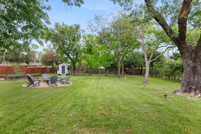 321 Oklahoma Avenue, Hewitt, TX 76643