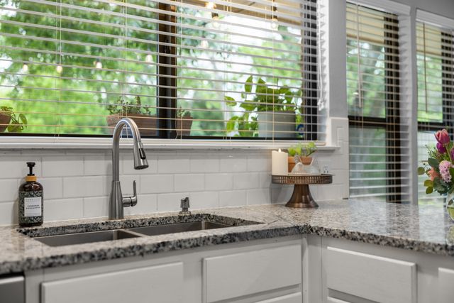 321 Oklahoma Avenue, Hewitt, TX 76643