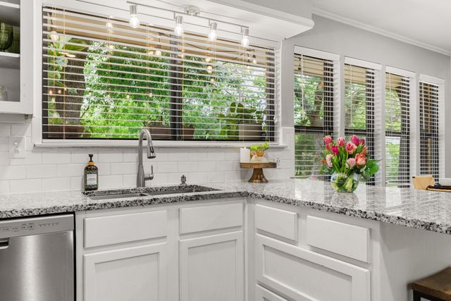 321 Oklahoma Avenue, Hewitt, TX 76643