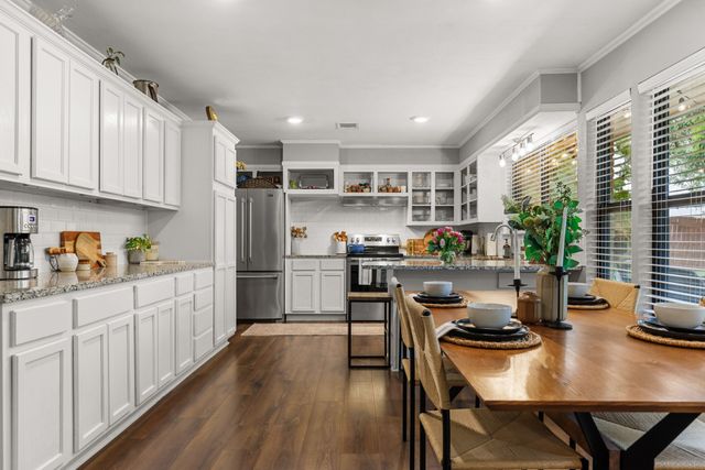 321 Oklahoma Avenue, Hewitt, TX 76643