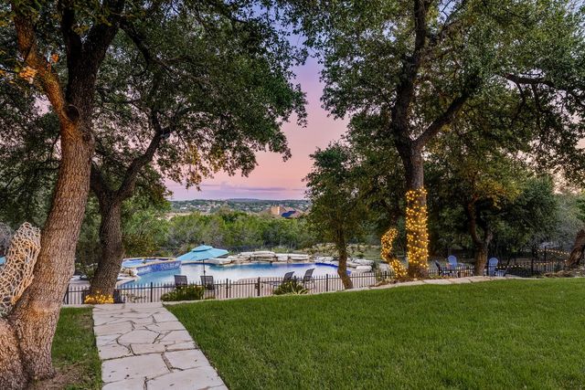 813 Moonlight Bay DR, Spicewood, TX 78669