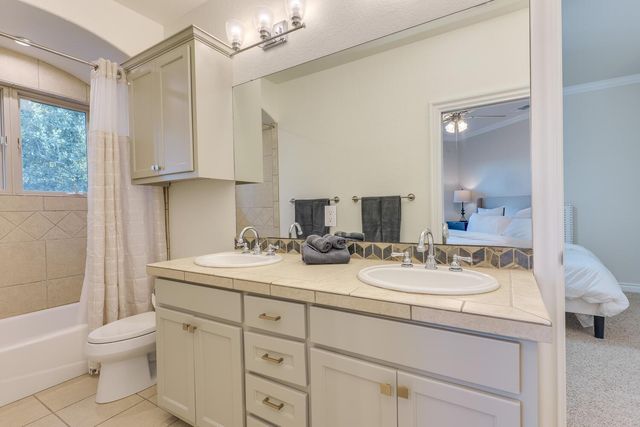 813 Moonlight Bay DR, Spicewood, TX 78669