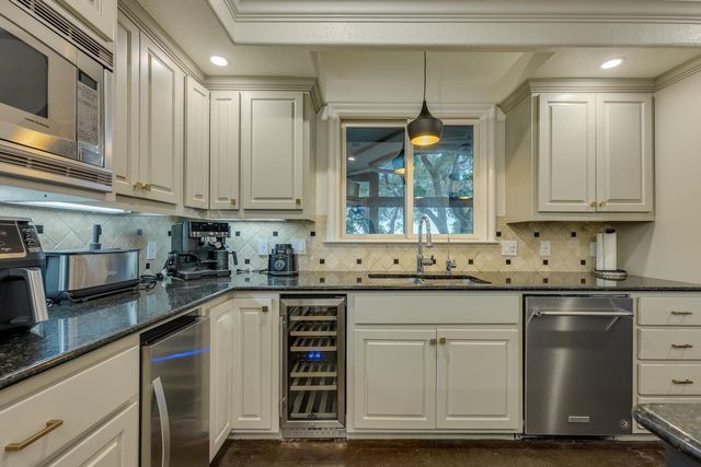 813 Moonlight Bay DR, Spicewood, TX 78669