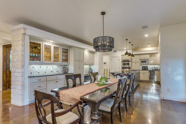 813 Moonlight Bay DR, Spicewood, TX 78669