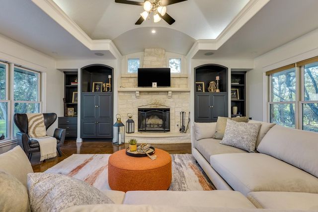 813 Moonlight Bay DR, Spicewood, TX 78669