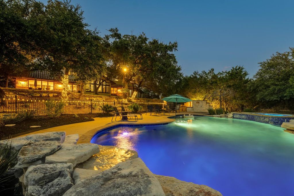 813 Moonlight Bay DR, Spicewood, TX 78669