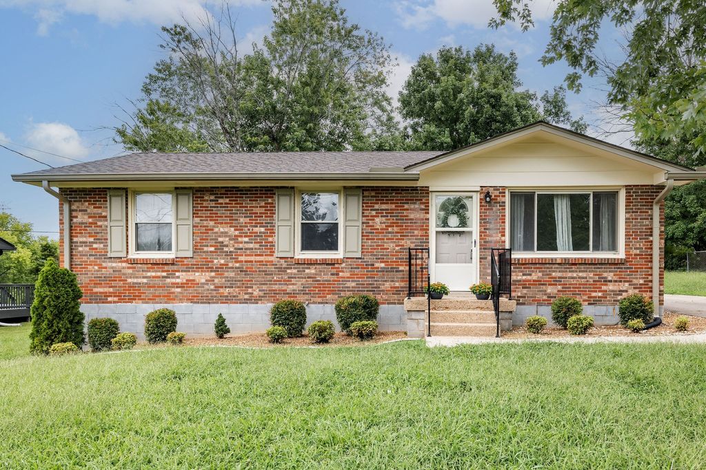 211 Friendship Dr, Goodlettsville, TN 37072