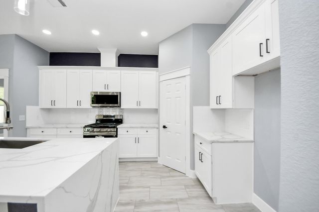 406 S Iowa Street, La Porte, TX 77571