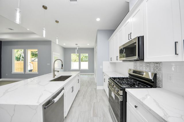 406 S Iowa Street, La Porte, TX 77571