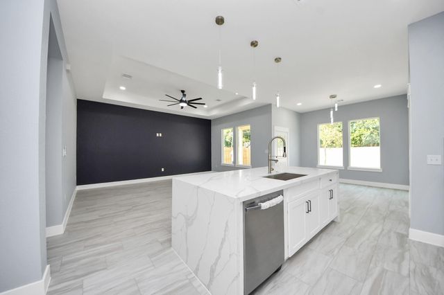 406 S Iowa Street, La Porte, TX 77571