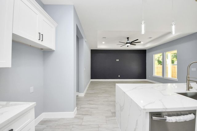 406 S Iowa Street, La Porte, TX 77571