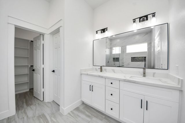 406 S Iowa Street, La Porte, TX 77571