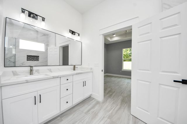 406 S Iowa Street, La Porte, TX 77571