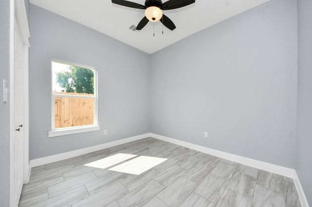 406 S Iowa Street, La Porte, TX 77571