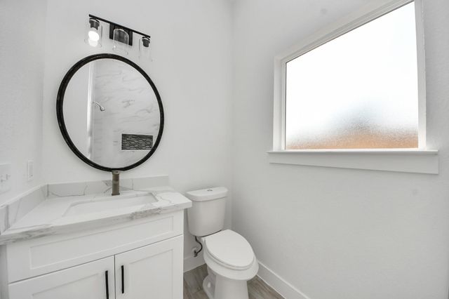 406 S Iowa Street, La Porte, TX 77571