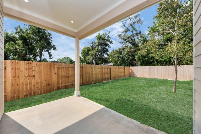 406 S Iowa Street, La Porte, TX 77571