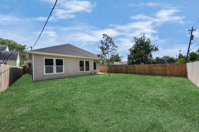 406 S Iowa Street, La Porte, TX 77571