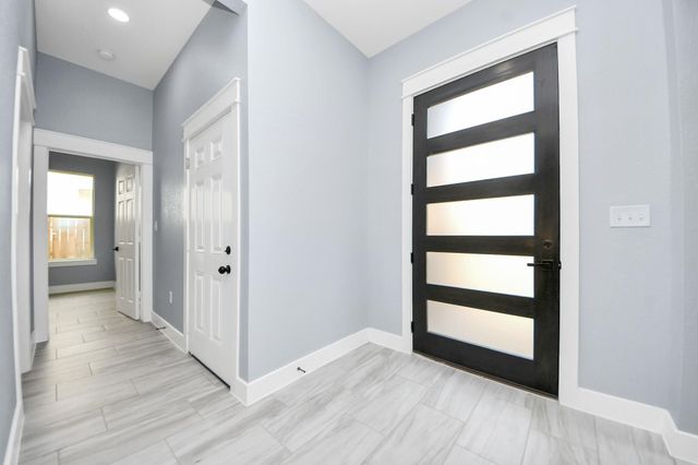 406 S Iowa Street, La Porte, TX 77571