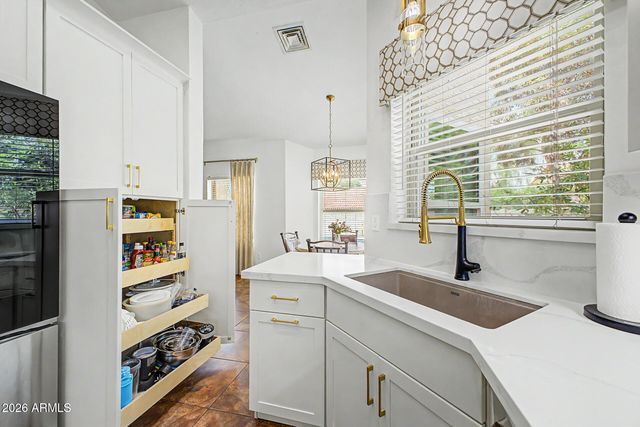 1924 E EL FREDA Road, Tempe, AZ 85284
