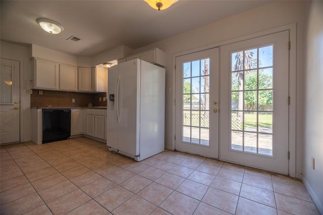 218 N Franklin Avenue, Cleveland, TX 77327