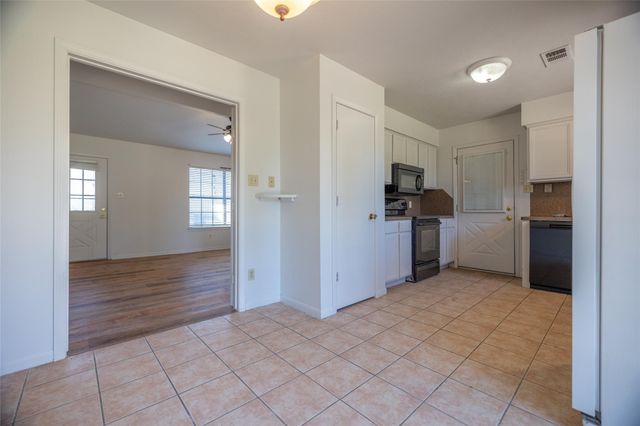 218 N Franklin Avenue, Cleveland, TX 77327