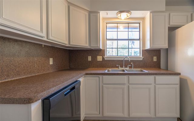 218 N Franklin Avenue, Cleveland, TX 77327