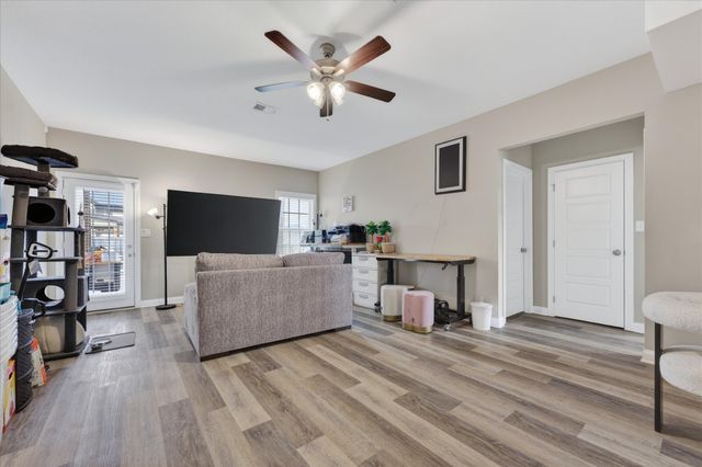 323 Dugger Dr, Clarksville, TN 37042