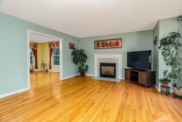 31 Prospect St, Pepperell, MA 01463