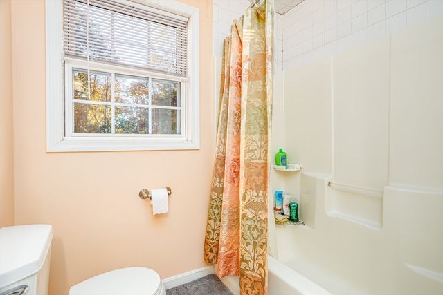 31 Prospect St, Pepperell, MA 01463