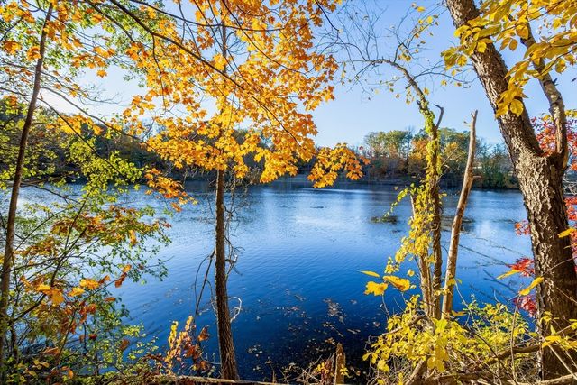 31 Prospect St, Pepperell, MA 01463