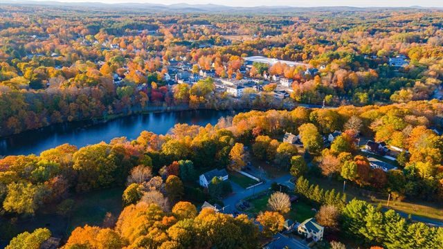 31 Prospect St, Pepperell, MA 01463