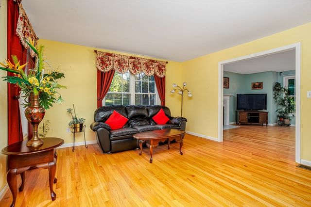 31 Prospect St, Pepperell, MA 01463