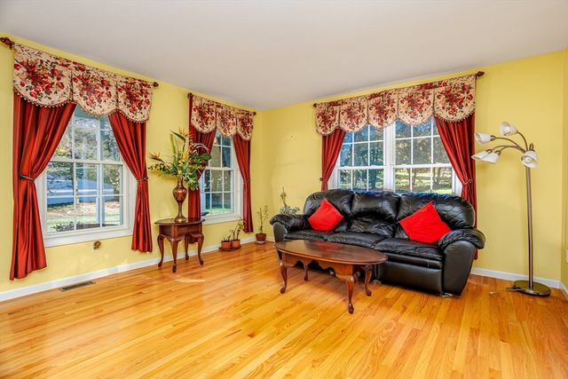 31 Prospect St, Pepperell, MA 01463