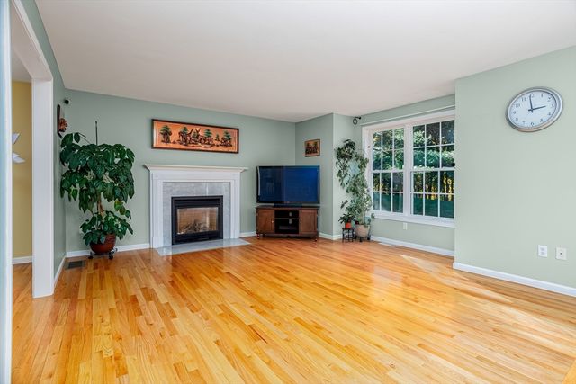 31 Prospect St, Pepperell, MA 01463