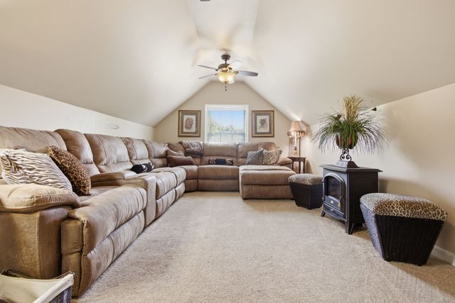131 Pin Oaks Ln, Hohenwald, TN 38462
