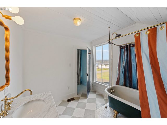 57586 PARKERSBURG Rd, Bandon, OR 97411