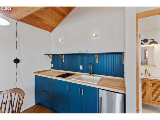 57586 PARKERSBURG Rd, Bandon, OR 97411