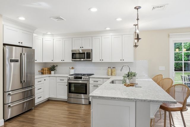 8 Cheevers Path 8, Bedford, MA 01730