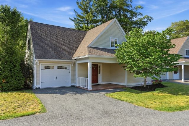 8 Cheevers Path 8, Bedford, MA 01730