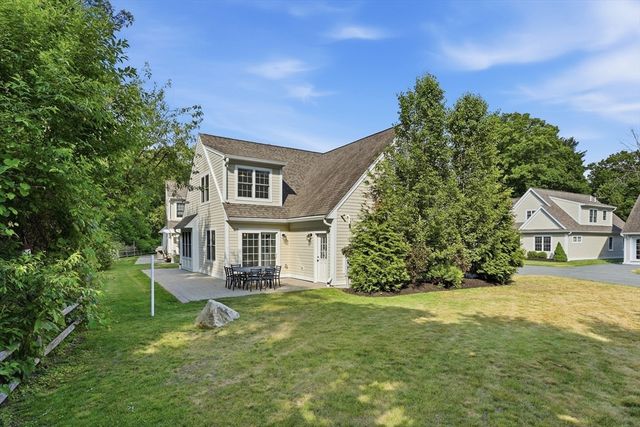 8 Cheevers Path 8, Bedford, MA 01730