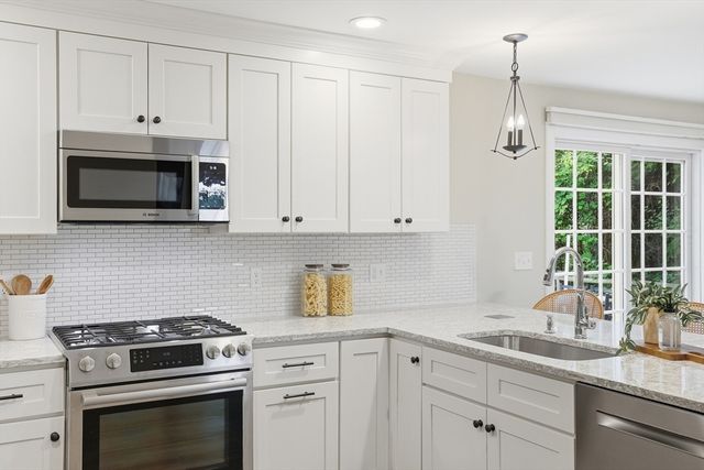 8 Cheevers Path 8, Bedford, MA 01730