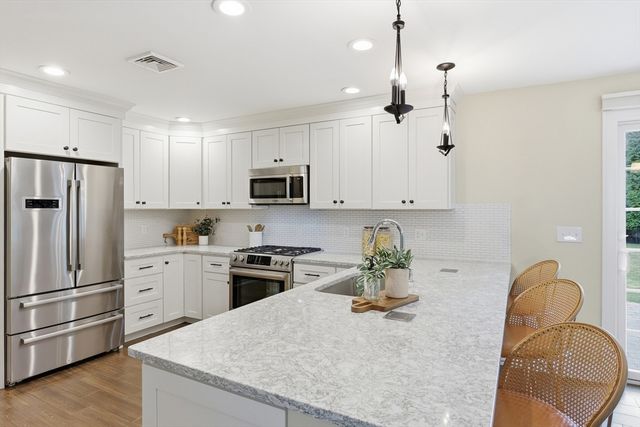 8 Cheevers Path 8, Bedford, MA 01730