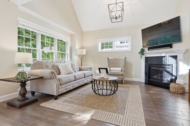 8 Cheevers Path 8, Bedford, MA 01730