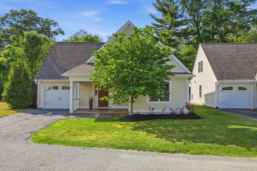 8 Cheevers Path 8, Bedford, MA 01730