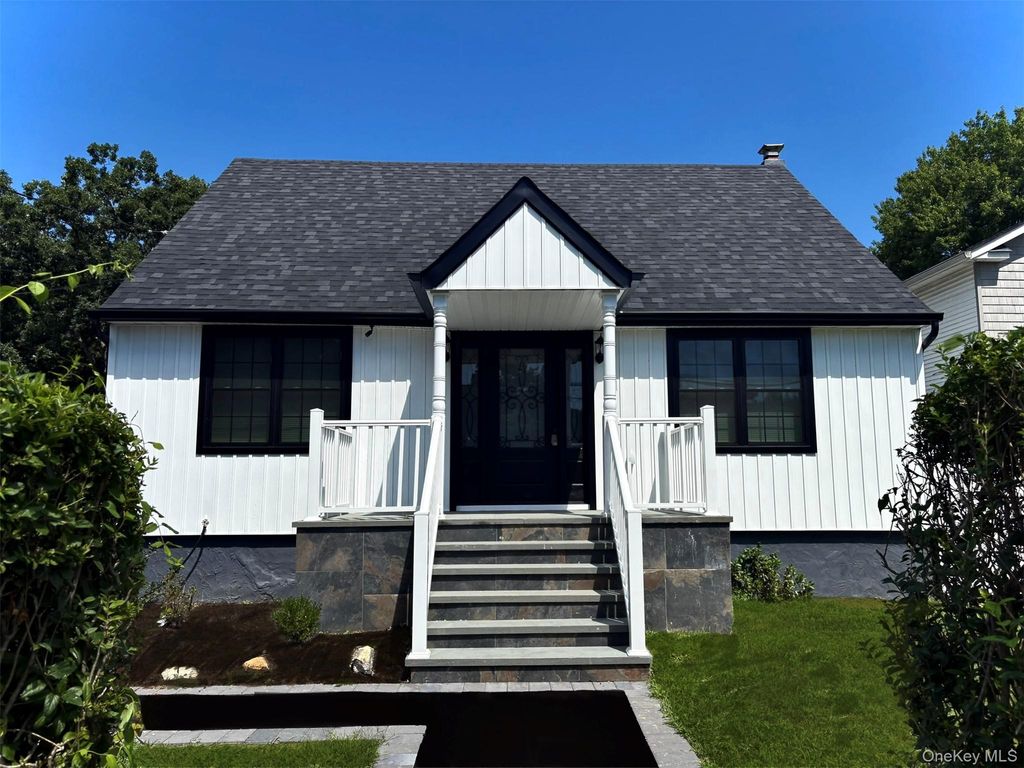 7 E Lakeland Street, Bay Shore, NY 11706 — exterior