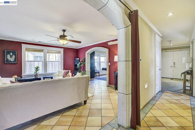 2635 E 10Th St, Oakland, CA 94601