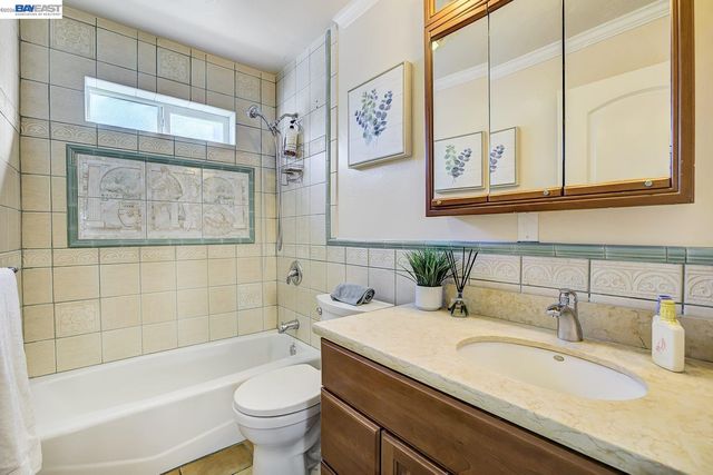 2635 E 10Th St, Oakland, CA 94601