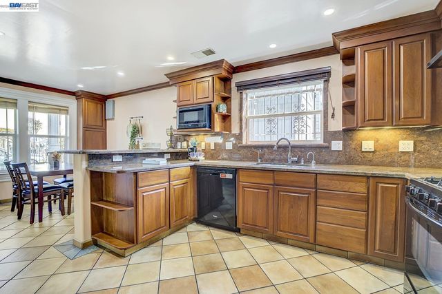 2635 E 10Th St, Oakland, CA 94601