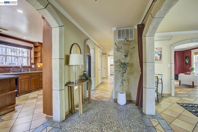 2635 E 10Th St, Oakland, CA 94601